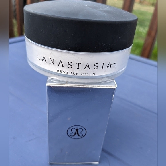 Anastasia Beverly Hills Translucent Setting Powder - Picture 4 of 5